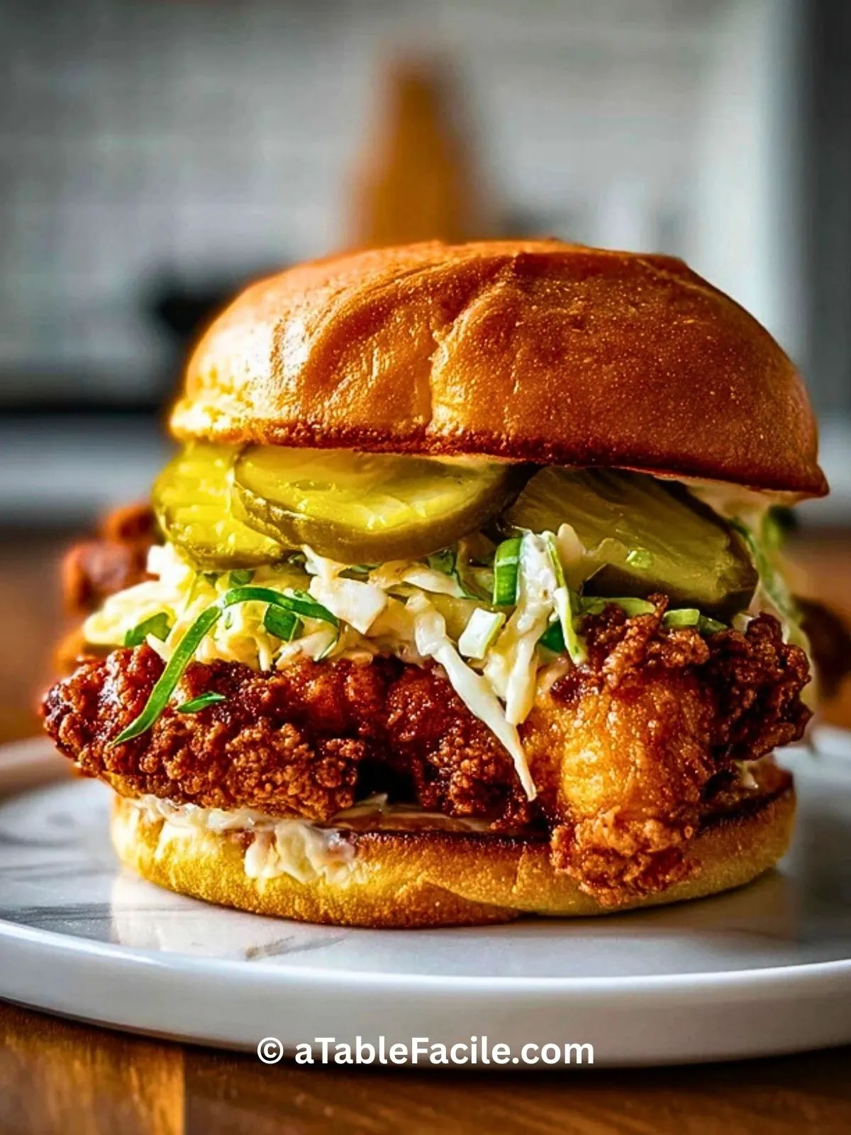 Sandwich Au Poulet Frit Mariné Aux Cornichons